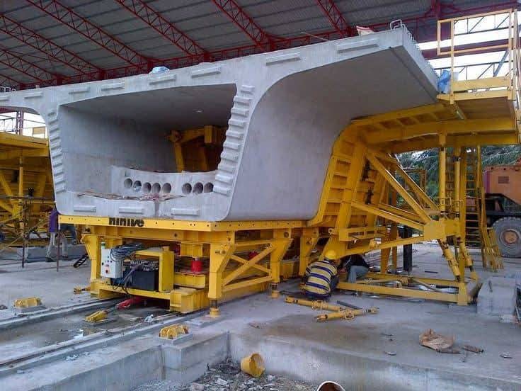 Large precast concrete bridge segment fabrication
